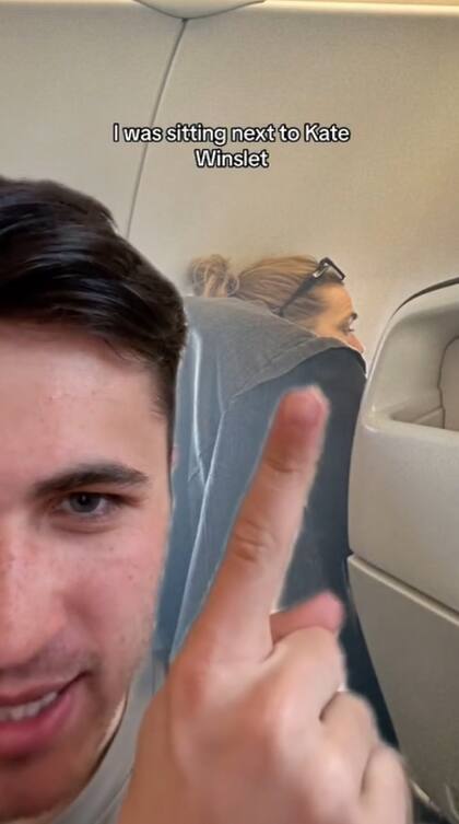 Por un momento, Chris compartió el asiento con Kate Winslet durante su vuelo