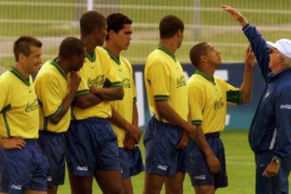 Dunga y Roberto Carlos son algunas de las figuras a las que dirigió Mário Lobo Zagallo en Francia 1998, cuando Brasil fue subcampeón mundial; en un entrenamiento bromeó sobre la estatura del defensor lateral.