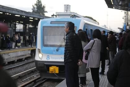 Por una medida de fuerza gremial los trenes circulan a 30 kmh, el tren Sarmiento tiene una demora de al menos 45 minutos.