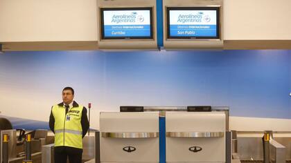 Paro total de Aerolíneas: algunos pasajeros podrían demorar hasta una semana en volar