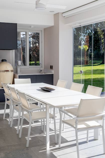 Porcelanato Antico Light Grey (Vite). Especialmente diseñada para integrar el Kamado, mesada 'Blanco Zeus' (Silestone). Pileta (Johnson) y grifería 'Talis' de Hansgrohe.