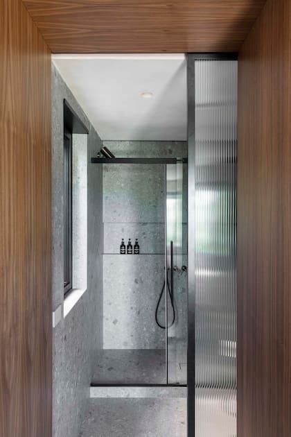 Porcelanato ‘Mystone Ceppo di Gré’ (Marazzi, GruppoE Ceramiche Appia), que reproduce la icónica piedra italiana.