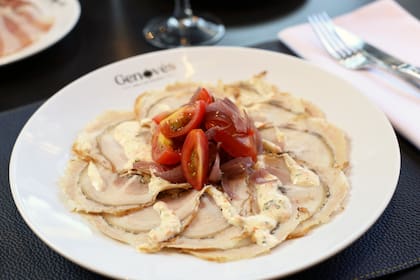 Porchetta con salsa tártara, un recomendado de la carta ideal para pedir de entrada.