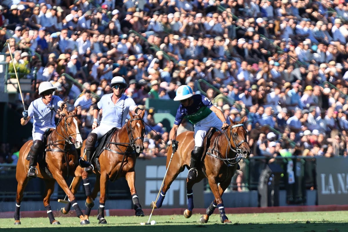 'Poroto' Cambiaso antecede a Teodoro Lacau y Alfredo Bigatti; las plateas B y A estuvieron casi completas en Palermo, donde La Natividad-La Dolfina goleó a Los Machitos-El Refugio por 18-6 en el Campeonato Argentino Abierto.