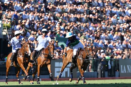 'Poroto' Cambiaso antecede a Teodoro Lacau y Alfredo Bigatti; las plateas B y A estuvieron casi completas en Palermo, donde La Natividad-La Dolfina goleó a Los Machitos-El Refugio por 18-6 en el Campeonato Argentino Abierto.
