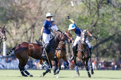 Poroto Cambiaso está por darle con todo a la bocha, "custodiado" por su padre, Adolfo; ambos se lucieron en el estreno de La Dolfina en el Abierto de Tortugas, que resultó un 15-6 sobre La Ensenada-RS Murus Sanctus.
Adolfo Cambiaso juega junto a su hijo Adolfo