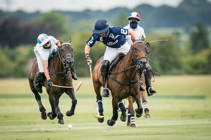 "Poroto" Cambiaso (izquierda) se esfuerza por enganchar el taco de Dillon Bacon, de Les Lions/Great Oaks; completa la escena el patrón de Next Generation, el francés Jean-François Decaux.