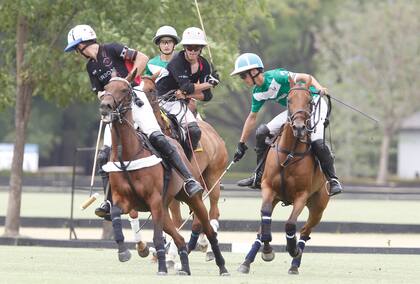 Poroto Cambiaso maniobra entre dos Heguy; el muchacho de 17 años fue la figura de la final en Pilar.