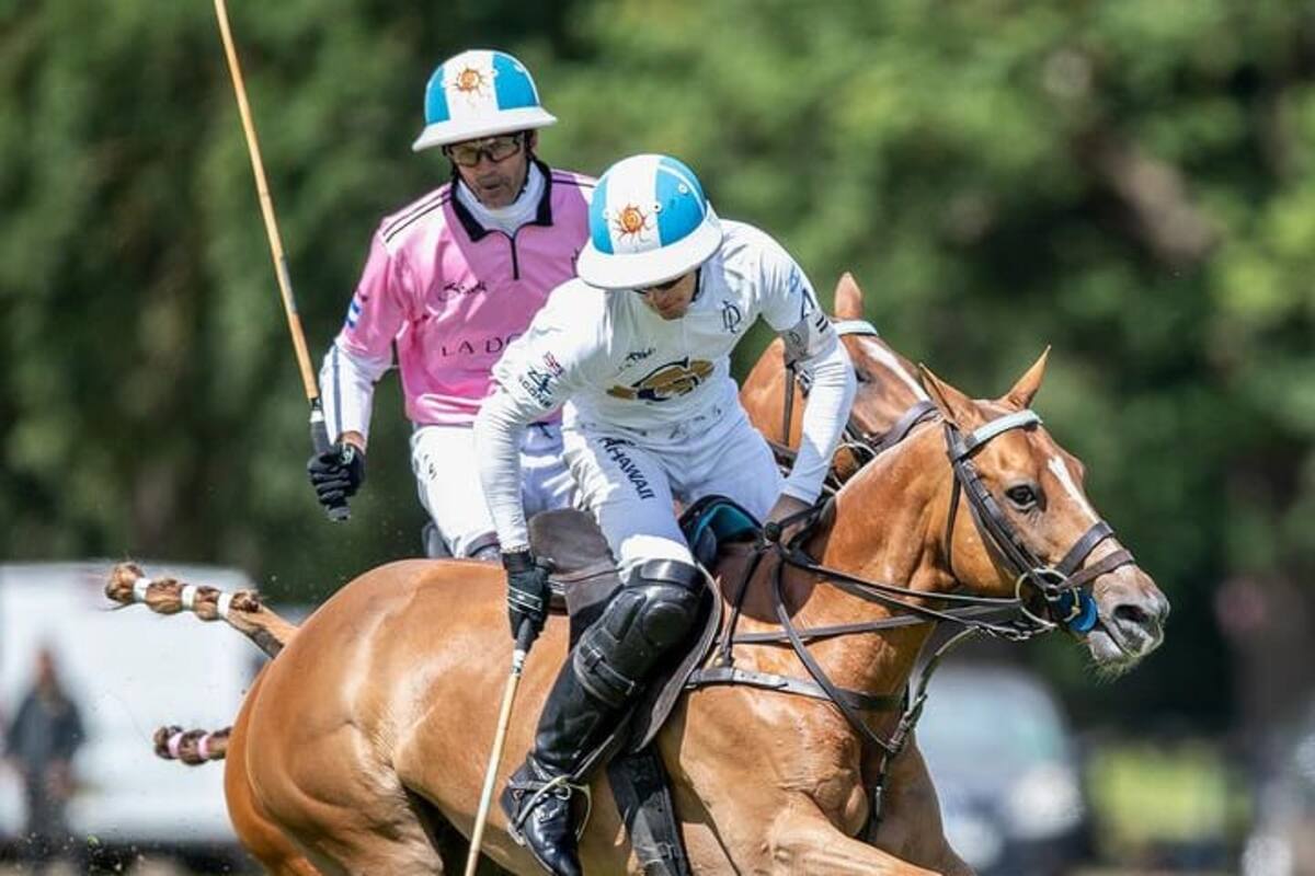 Poroto domina la bocha delante de Adolfito: otro cruce de padre e hijo, ahora en Inglaterra