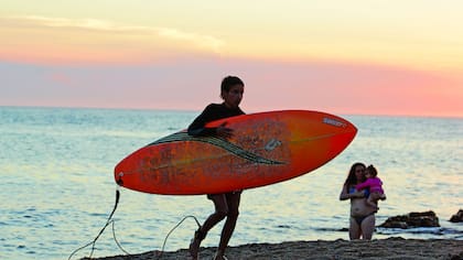 Poroto es surfer, como su padre y su abuelo. Y también juega al polo: tiene 1 de handicap.