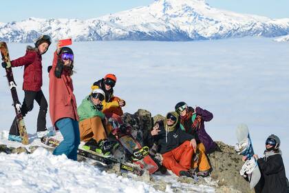 Porqué resulta tan conveniente escaparse a hacer deportes de nieve y actividades de montaña en vísperas de primavera; más un repaso por las promociones que ofrece cada centro de esquí argentino