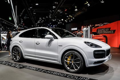 Porsche Cayenne Turbo S E-Hybrid.El exitoso SUV de lujo de la casa alemana tiene mecánica híbrida plug-in de 680 CV, suspensiones activas y diferencial trasero con deslizamiento limitado