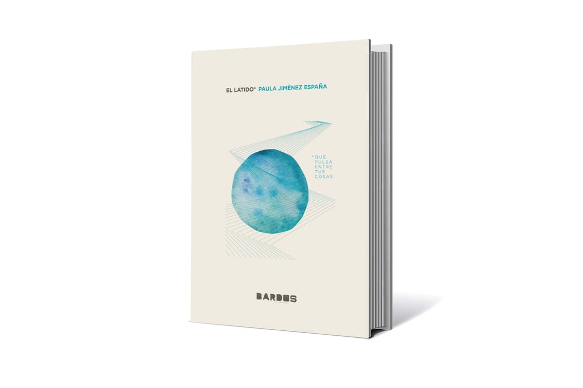 Portada de "El latido que pulsa entre tus cosas", de Paula Jiménez España