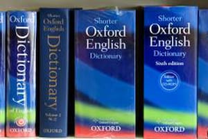 Portadas de los diccionarios Oxford
Image caption
Macgyver: hacer o reparar algo “de una manera improvisada o ingeniosa, haciendo uso de cualquier cosa que se tenga a mano"