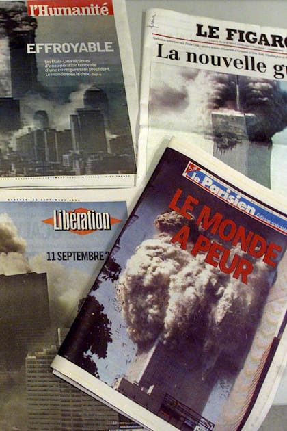 Portadas de los periódicos franceses con imágenes de los ataques terroristas perpetrados el 11 de septiembre de 2001 en Estados Unidos