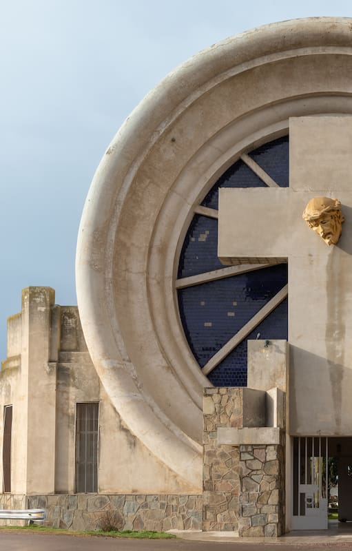 Portal del cementerio, una de las obras icónicas del arquitecto.