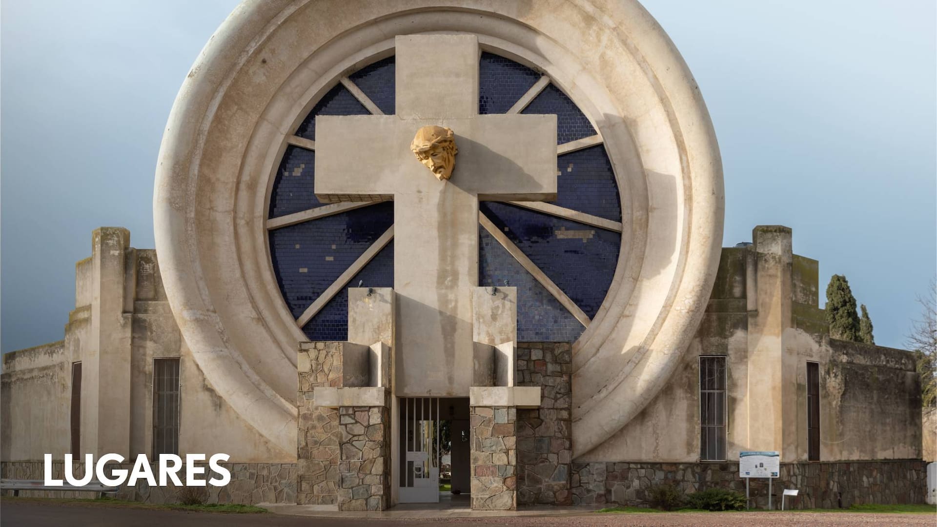 Portal del cementerio, una de las obras icónicas del arquitecto.