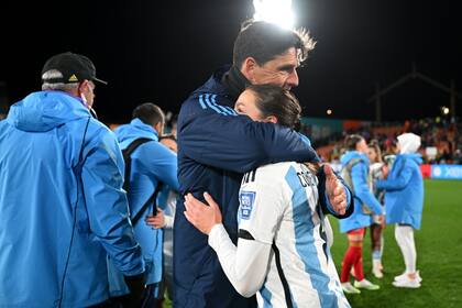 Portanova se abraza con la futbolista Aldana Cometti luego de la eliminación de la selección argentina