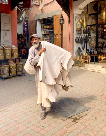 Porteador de cueros en Marrakesh.