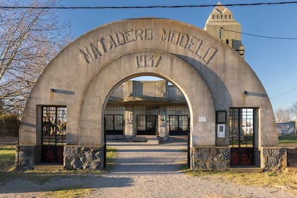 Pórtico de acceso al matadero de la ciudad