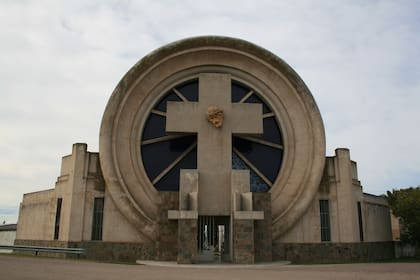 Pórtico del cementerio municipal de Saldungaray