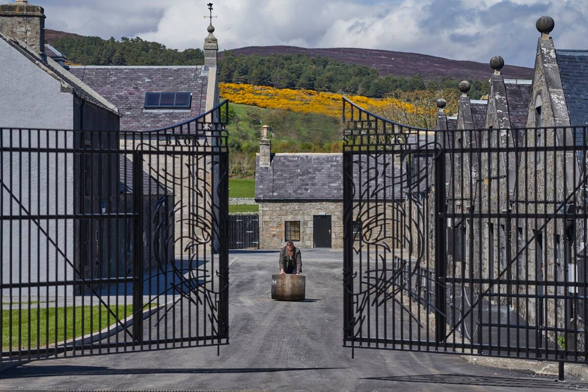 Portón de hierro de la destilería escocesa Brora, fundada en 1819 y conocida hasta 1968 como Clynelish
