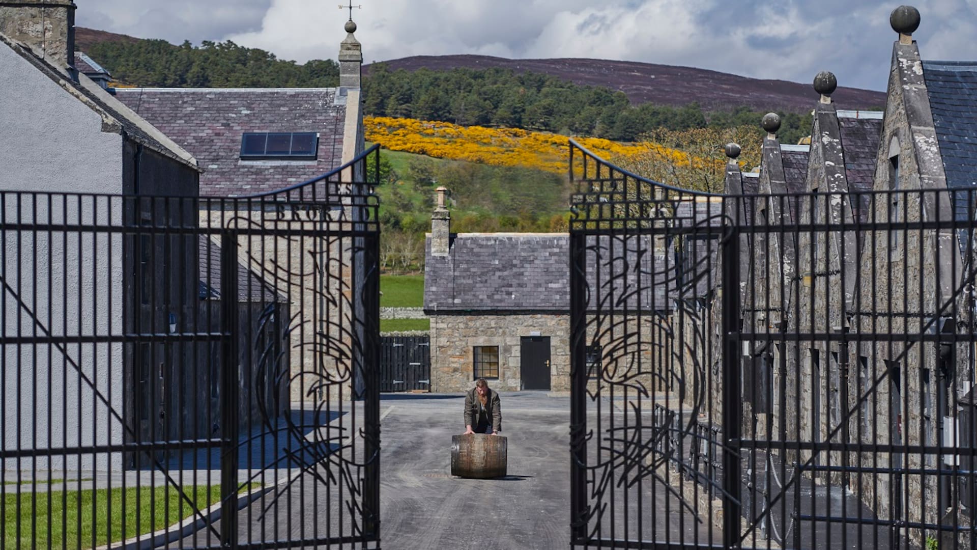 Portón de hierro de la destilería escocesa Brora, fundada en 1819 y conocida hasta 1968 como Clynelish