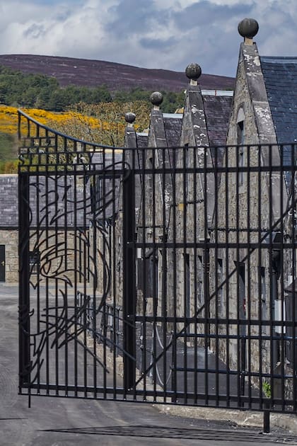 Portón de hierro de la destilería escocesa Brora, fundada en 1819 y conocida hasta 1968 como Clynelish