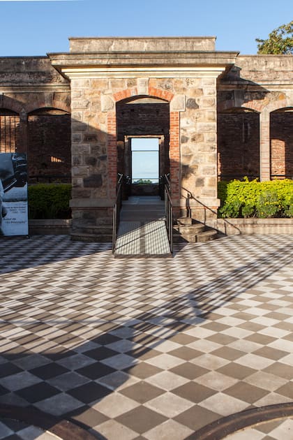 Portón de hierro original del Castillo San Carlos. Fue restaurado en 2013.