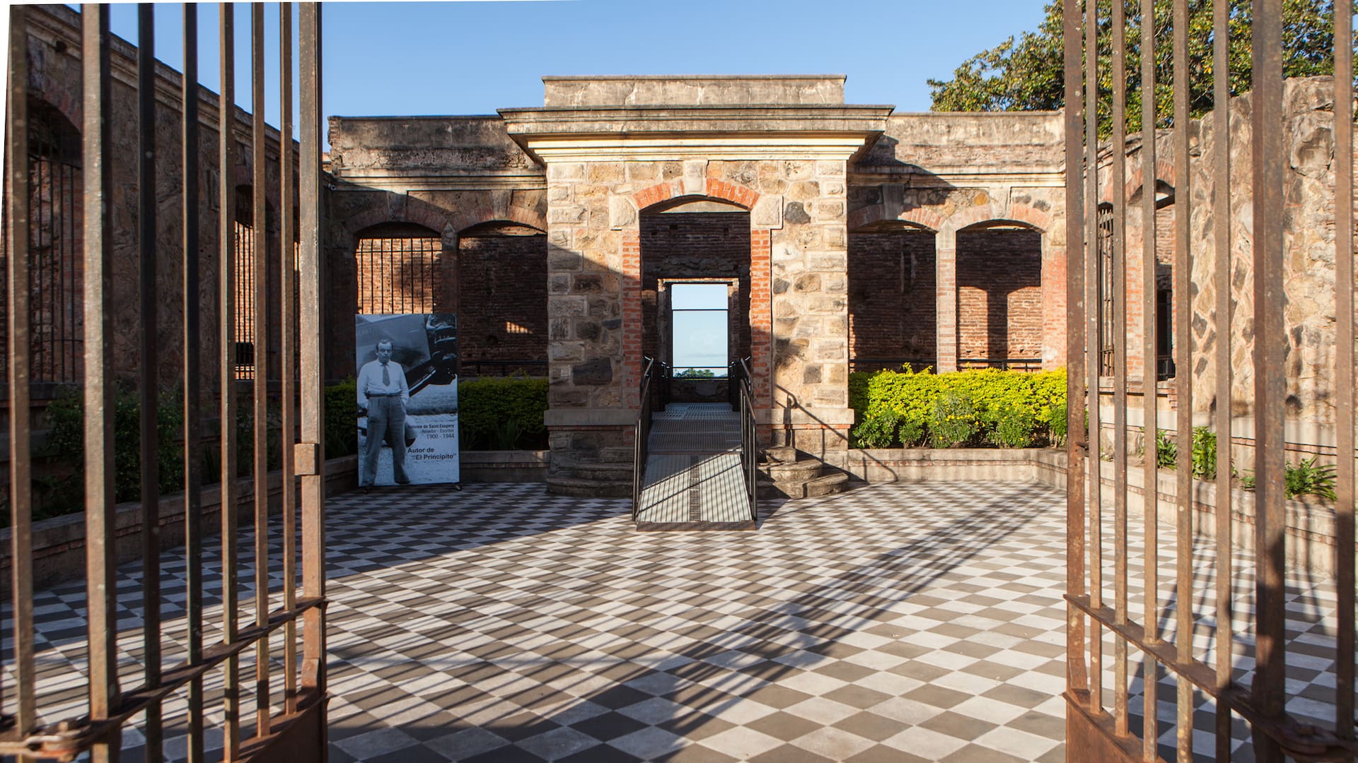 Portón de hierro original del Castillo San Carlos. Fue restaurado en 2013.