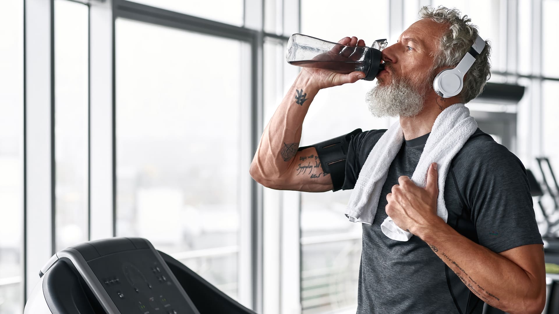 A partir de los 50 años es común notar pérdida de masa muscular, sentir que se tiene un menor rendimiento físico y un cansancio que antes no estaba