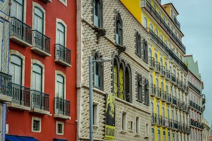 Portugal enfrenta actualmente una grave crisis de la vivienda, causada en parte por un aumento de la inversión extranjera en propiedades y la falta de nuevas viviendas asequibles