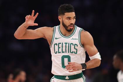 Porzingis y Tatum anotan triples clave y Celtics vencen 119-117 a Knicks en tiempo extra