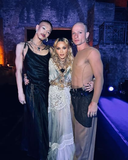 Posa con el bailarín y coreógrafo James Vu Anh Pham y el bailarín italiano Daniele Sibilli.