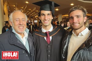 Posa con su orgulloso abuelo, Gustavo Yankelevich y su hermano, Valentín.