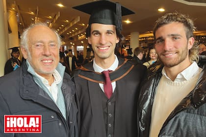 Posa con su orgulloso abuelo, Gustavo Yankelevich y su hermano, Valentín.