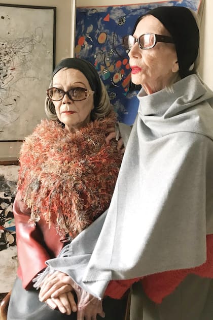 Posa con una escultura de sí misma que le dedicó un gran amigo, Fernando Pugliese (murió hace unos meses de Covid), y que formó parte de su última exposición, en 2020.