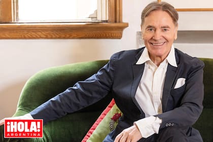 Posa en el living de su departamento, un espacio ecléctico y colorido en el que conviven en preciosa armonía sillones, mesas, libros, revistas, fotos, cuadros y toda clase de objetos, algunos de su autoría