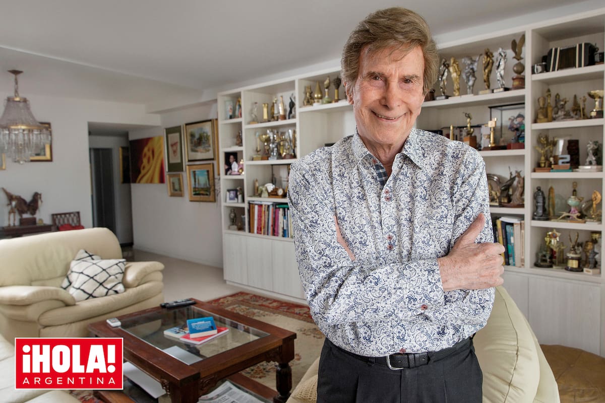 Posa en el living, un espacio lleno de cuadros, souvenirs y toda clase de premios. “El afecto del público es algo maravilloso. Y mirá que tuve problemas que podrían haberme alejado de la gente, y sin embargo no, no pasó. Más bien al contrario”, cuenta.