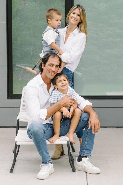 Posa en familia, con su marido y sus dos hijos, Facundo y Lorenzo. Rosario y Alejandro se casaron en diciembre de 2016 y cuando ella contó su historia de amor en Instagram, se volvió viral.