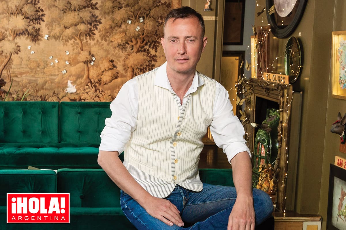 Posa en su departamento de Barrio Norte, ubicado en un edificio de 1914 del que se conservan techos, molduras y pisos originales. Celedonio -también es arquitecto- tiró abajo paredes y cambió estructuras para conseguir un living amplio con cocina integrada y pintó las paredes de verde inglés y los pisos de negro opaco para que se destaquen objetos y muebles comprados aquí y allá, hechos con sus manos o rescatados de su casa de la infancia.