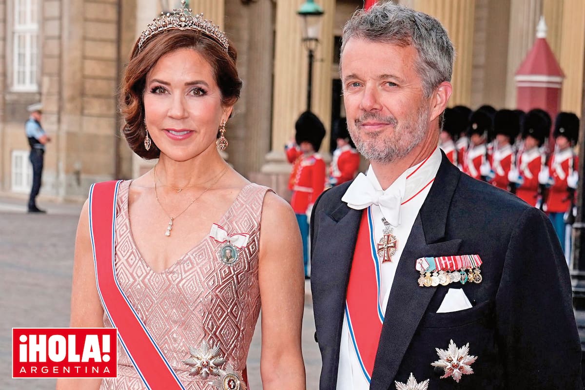 Posa junto a su marido, el príncipe heredero Federico, antes de ingresar al Palacio de Amalienborg.