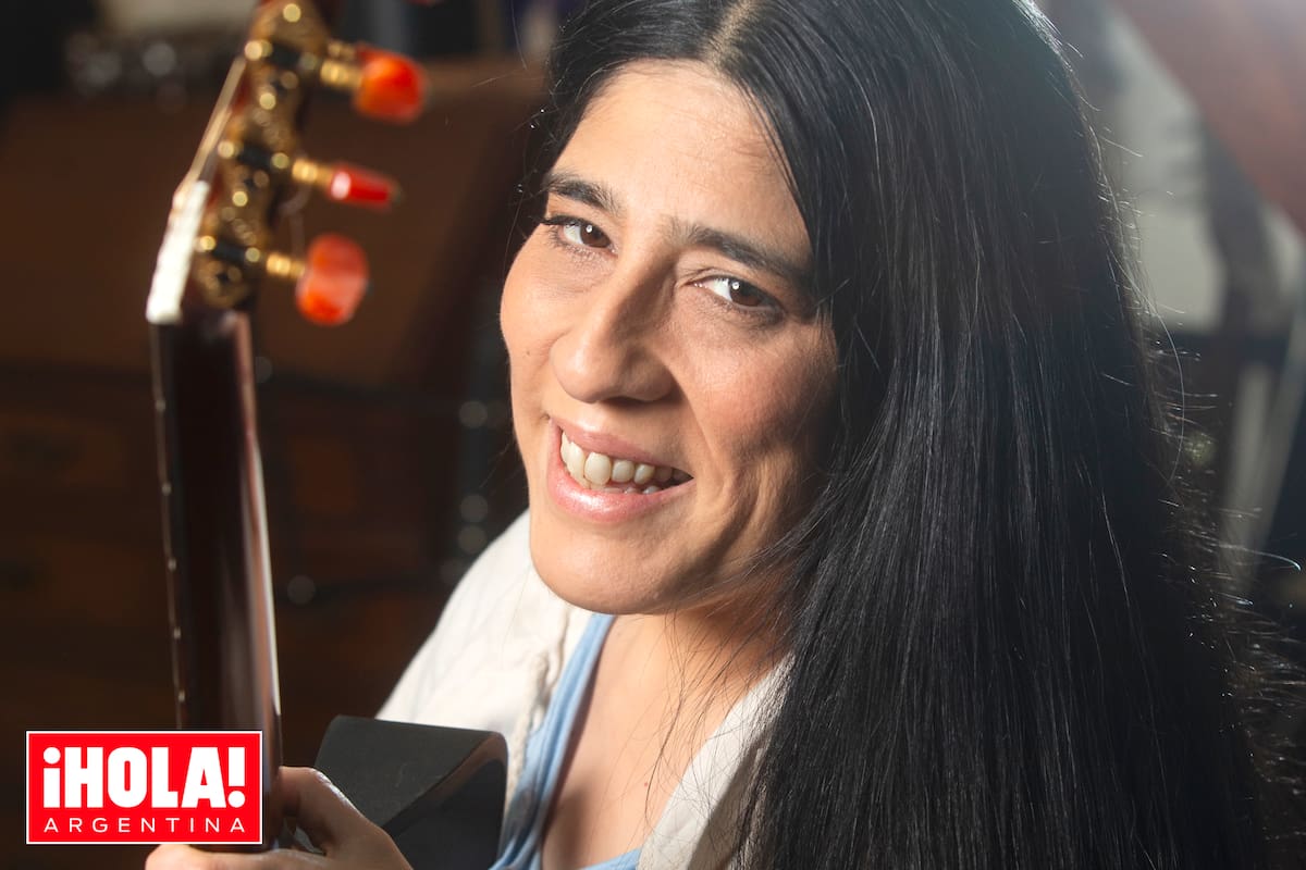 Posa sonriente y dice: “A mí me encanta el folclore, me hace bien al corazón. Pero prefiero tocar y cantar otros ritmos”.