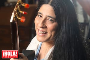 Posa sonriente y dice: “A mí me encanta el folclore, me hace bien al corazón. Pero prefiero tocar y cantar otros ritmos”.