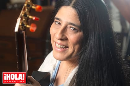 Posa sonriente y dice: “A mí me encanta el folclore, me hace bien al corazón. Pero prefiero tocar y cantar otros ritmos”.