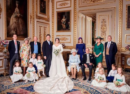 Una de las fotos oficiales. Aparecen los novios y al lado, sus respectivas familias. Junto a Jack se sitúan sus padres, George y Nicola, así como su hermano Thomas. Junto a Eugenia aparece su hermana Beatriz, sus abuelos, la reina Isabel y Felipe de Edimburgo, su madre y el príncipe Andrés.