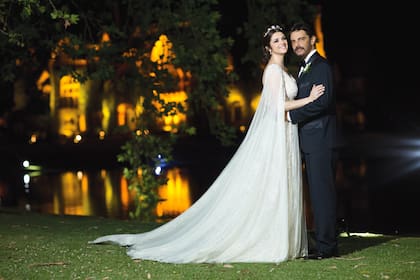 Posan como marido y mujer antes de hacer la entrada triunfal a la gran carpa. Ella llevó un vestido de encaje francés y tul de seda, de Marisa Campanella, que remataba en una mantilla antigua bordada. El lució un smoking hecho a medida por Alejandro Szuldman.