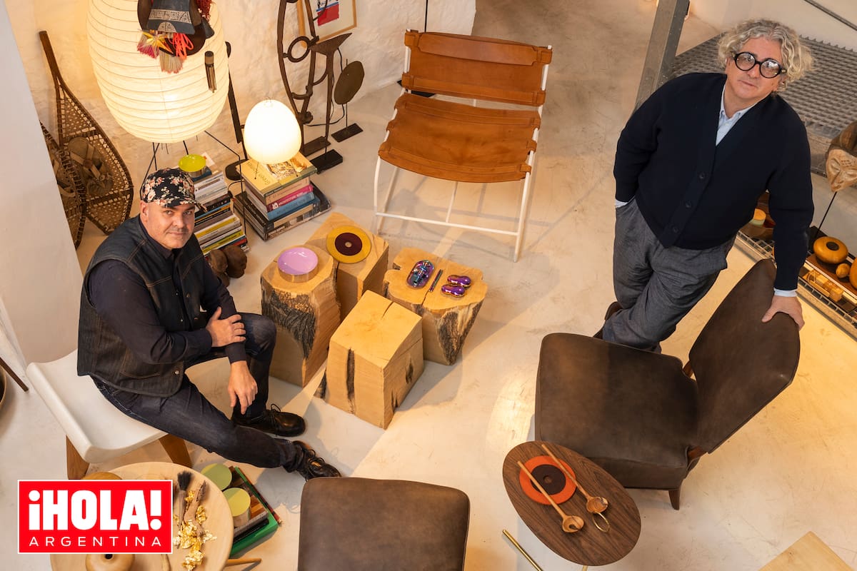 Posan en el living donde el cuero, la madera, el hierro y el vidrio se entremezclan a la perfección (Julio de pie y José, sentado).