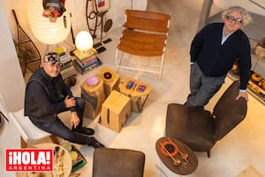 Posan en el living donde el cuero, la madera, el hierro y el vidrio se entremezclan a la perfección (Julio de pie y José, sentado).