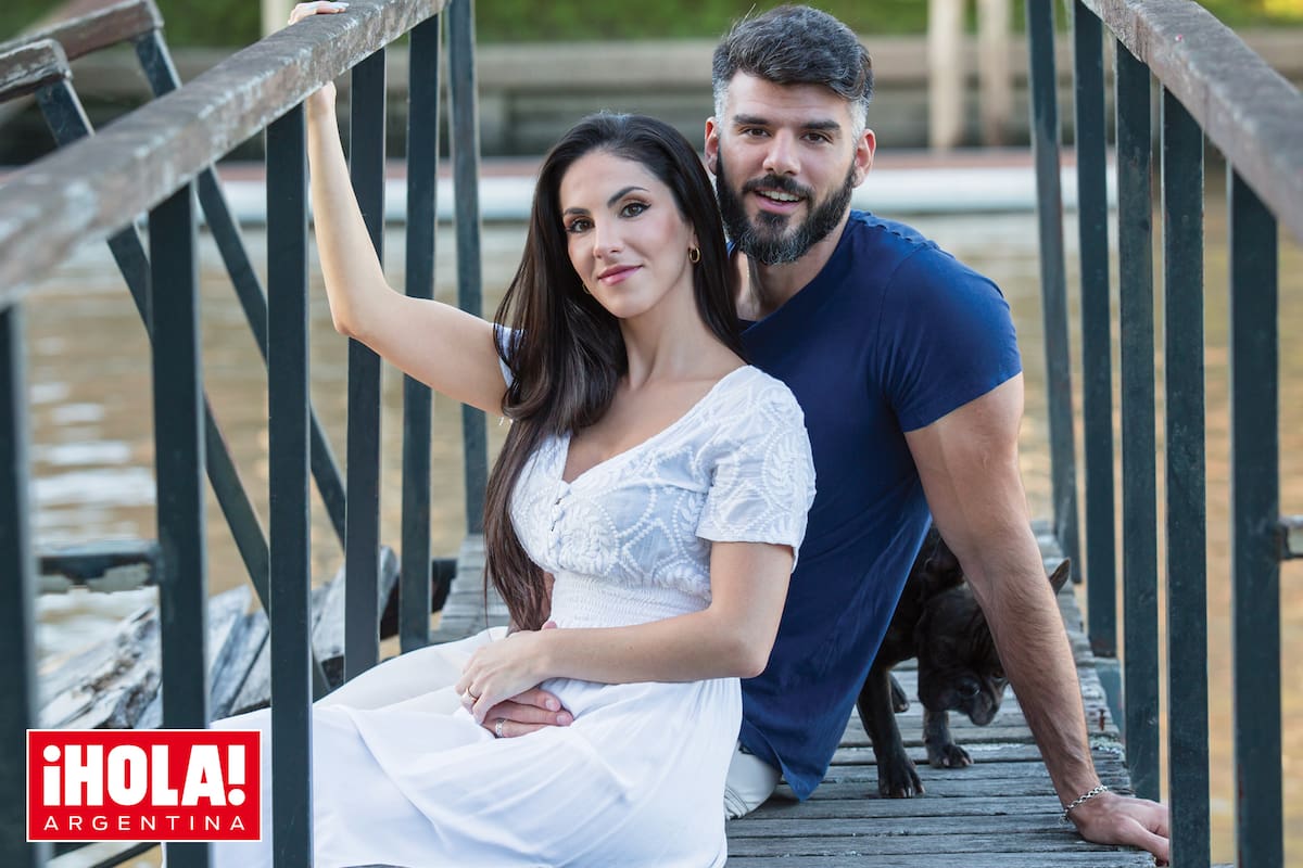 Posan en el muelle de Marinas del Sol con Chimuelo, su mascota. “Después de tres años de convivencia casarnos era como lo más natural, el paso siguiente”, dice él.